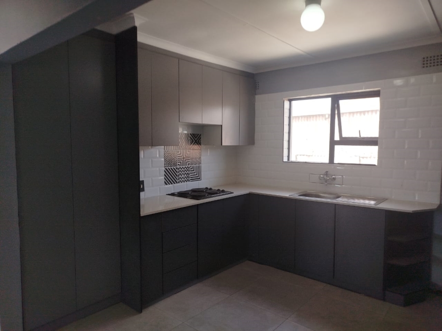 4 Bedroom Property for Sale in Louwville Western Cape